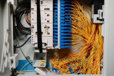 Çok katlı bir binada fiber optik kablo ve sunucu ile gelişmiş optik ağ kurulumu.