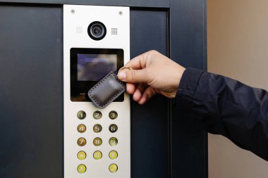 Erişim çipi teknolojisiyle geleceğin kilidini açmak, en son teknoloji ürünü yüksek katlı bir binaya giriş yapmak..