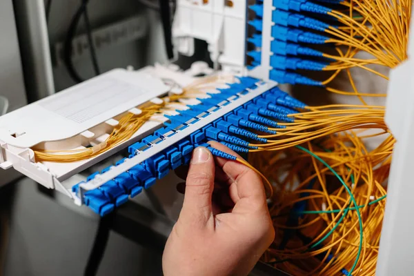 一幢多层建筑物中具有光纤电缆和网络服务器的最新数字连接技术 免版税图库图片