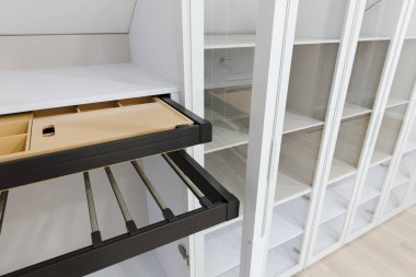 Glass Gardırop Haven: Modern Yetenekli Beyaz Dolap İçi