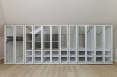 Beyaz Dolaplar Cenneti: Geniş Alandaki Parlak Cam Gardırop