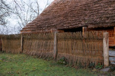 Ukrayna dağlarındaki kırsal yaşamın huzurlu cazibesini yaşayın. Resmedilmeye değer çevrede geleneksel bir kır evi ve saman yığını var.