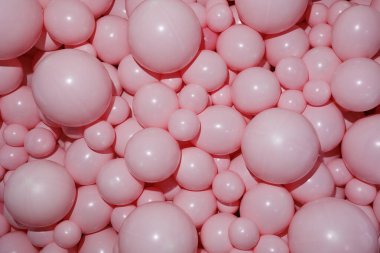 Değişik boyutlarda yüzen pembe balonlar güzel, havadar bir zemin oluşturur. Parti, düğün ya da romantik dekorasyonlar için mükemmeldir.