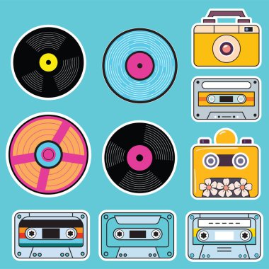 Retro Vektör Kümesi: El Çizimi Kasetler ve Disk Elementleri