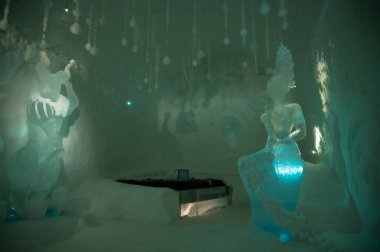 Kiruna, İsveç - 23 Şubat 2022, Ice Hotel ziyareti. Kiruna, İsveç 'teki IceHotel' in içindeki oda sanatı..