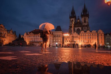 Prag, Çek Cumhuriyeti 02 Haziran 2022, Tyn Kilisesi ve Eski Şehir Meydanı, Çek Cumhuriyeti. Astronomik Saat Kulesi 'nde gündoğumu şehri silueti boş kimse yok