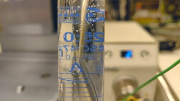 Stickstoffblase Durch Organisches Lösungsmittel Messzylinder Einem Chemielabor Für Ausbildungszwecke Sprudelnde — Stockvideo