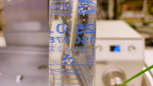 Bańka Azotu Przez Rozpuszczalnik Organiczny Cylindrze Pomiarowym Laboratorium Chemicznym Celach — Wideo stockowe