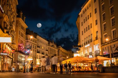 Viyana, Avusturya - 6 Haziran 2022. Nightscape Viyana şehir merkezi uzun pozlama fotoğrafçılık. Gece vakti şehir mimarisi binasında bulut manzarası.