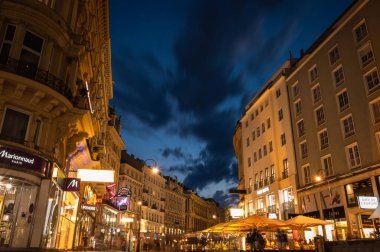 Viyana, Avusturya - 6 Haziran 2022. Nightscape Viyana şehir merkezi uzun pozlama fotoğrafçılık. Gece vakti şehir mimarisi binasında bulut manzarası.