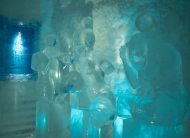 Kiruna, İsveç - 23 Şubat 2022, Ice Hotel ziyareti. Kiruna, İsveç 'teki IceHotel' in içindeki oda sanatı..