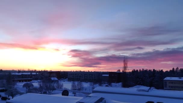 4K美しい冬のパノラマビュー北欧 北ヨーロッパの雲と夕日の風光明媚な黄金の夜の光の中で美しい冬の不思議の国のカラフルな風景 — ストック動画
