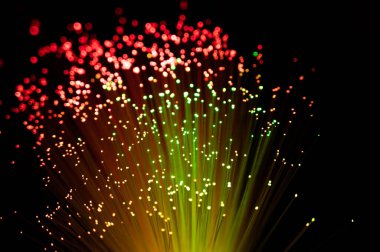 Karanlık tarafa odaklanmış ışıklar, siyah arka plan. Renkli festival sezonu arka plan telif uzayı. Optik fiber Gece Işıkları. Parlayan gökkuşağı damlaları ve parıltılar. Dijital sanat. 3B görüntüleme.
