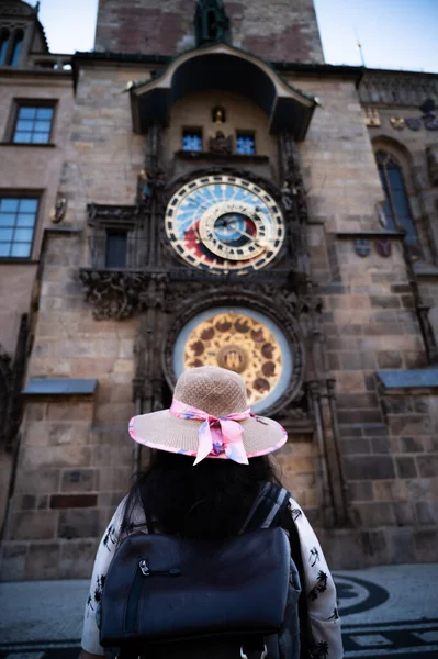 Beautiful Woman Front Astronomical Clock Prague Ccentre Clear Blue Sky — Stockfoto