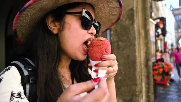 Hermosa Mujer Está Comiendo Trdelnik Tradicional Trdlo Dulce Checo Mujer — Vídeo de stock