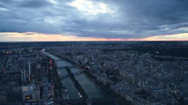 Paris şehir manzarası Eiffel Kulesi ve Seine nehri Paris, Fransa 'da gün doğumuyla birlikte. Eyfel Kulesi, Paris 'in en ikonik simgelerinden biridir. 4k video kopyalama uzayı.
