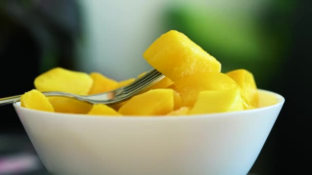 Cubes Mangues Tropicales Rafraîchissantes Dans Bol Blanc Avec Fruits Frais — Video
