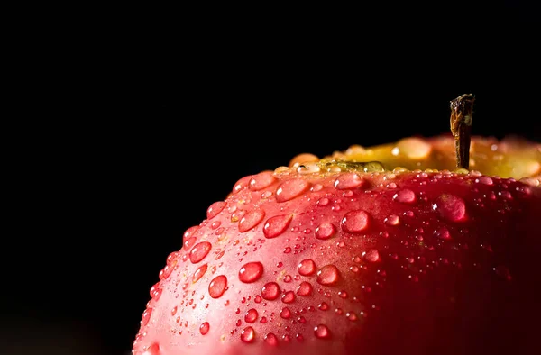 大红苹果滴在水里 背景模糊不清 复制空间 — 图库照片