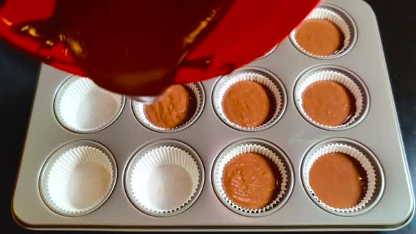 Жіночі Руки Пекарів Прикрашають Шоколадний Пиріг Шоколадним Кремом Столі Крупним — стокове відео