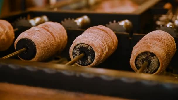 National Czech Trdelnik Sweet Delicacy Prepared Street Fresh Baked Trdelnik — Stock video