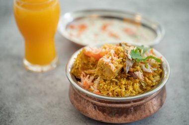 Hint biryani pulaosu ve Hint basmati pilavı, körili tavuk eti Ramazan Kareem, bayram. Beyaz arka planlı pirinç servis kasesi, Copyspace.