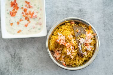 Hint biryani pulaosu ve Hint basmati pilavı, körili tavuk eti Ramazan Kareem, bayram. Beyaz arka planlı pirinç servis kasesi, Copyspace.