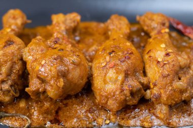 Hint usulü körili tavuk, Hint usulü körili, geleneksel hindistan cevizli ve siyah seramik bir kap içinde sıralanmış. Kopyalama arkaplanı, izole.