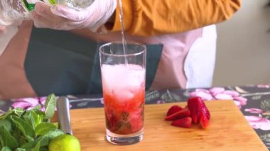 Soğuk yaz çilekli mojito, margarita, daiquiri. Taze çilekli soda, buz küpleri, nane ve barmen aletlerinden yapılmış taze bardaklar. Buzlu çilekli limonata, uzay videosunu kopyala.