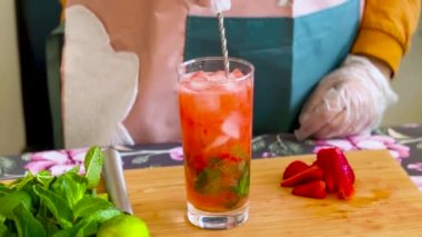 Soğuk yaz çilekli mojito, margarita, daiquiri. Taze çilekli soda, buz küpleri, nane ve barmen aletlerinden yapılmış taze bardaklar. Buzlu çilekli limonata, uzay videosunu kopyala.