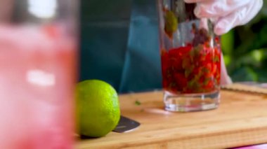 Soğuk yaz çilekli mojito, margarita, daiquiri. Taze çilekli soda, buz küpleri, nane ve barmen aletlerinden yapılmış taze bardaklar. Buzlu çilekli limonata, uzay videosunu kopyala.