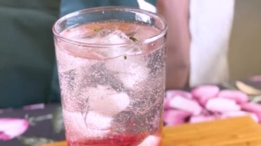 Soğuk yaz çilekli mojito, margarita, daiquiri. Taze çilekli soda, buz küpleri, nane ve barmen aletlerinden yapılmış taze bardaklar. Buzlu çilekli limonata, uzay videosunu kopyala.