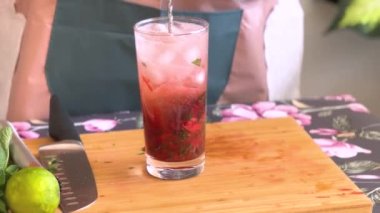 Soğuk yaz çilekli mojito, margarita, daiquiri. Taze çilekli soda, buz küpleri, nane ve barmen aletlerinden yapılmış taze bardaklar. Buzlu çilekli limonata, uzay videosunu kopyala.