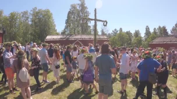2022年6月24日スウェーデン ウメア4 Kでカラフルな花冠と家族と一緒にスウェーデンの真夏の日を楽しんでいます 真夏のお祝い — ストック動画