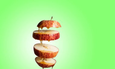 Taze dilimlenmiş kırmızı elma ve bal havada uçuşan yiyeceklere damlıyor. Alternatif şeker ikamesi, soğuk ilaç ve vücut güçlendirme, süper gıda kahvaltı geçmişi.