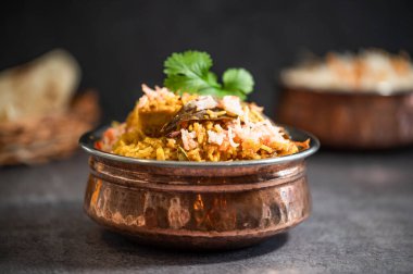 Hint biryani pulaosu ve Hint basmati pilavı, körili tavuk eti Ramazan Kareem, bayram. Beyaz arka planlı pirinç servis kasesi, Copyspace.