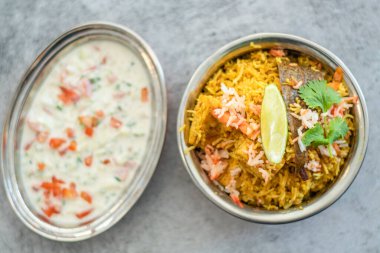 Hint biryani pulaosu ve Hint basmati pilavı, körili tavuk eti Ramazan Kareem, bayram. Beyaz arka planlı pirinç servis kasesi, Copyspace.