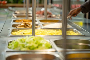 Restoranda Asya yemekleri, birden fazla yemek ve salata. Hint büfesi restoranını sevdiğin kadar ye. Uygun bir fiyata lezzetli yiyecekler alabilirsin. Kopyalama alanı.