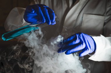 Tıbbi Araştırma Laboratuvarı. Bir kadın bilim adamı örnekleri analiz ediyor. Gelişmiş Tıp Laboratuvarı, Biyoteknoloji, Mikrobiyoloji Geliştirme. Eller Yakın plan