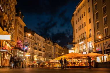 Viyana, Avusturya - 6 Haziran 2022. Nightscape Viyana şehir merkezi uzun pozlama fotoğrafçılık. Gece vakti şehir mimarisi binasında bulut manzarası.