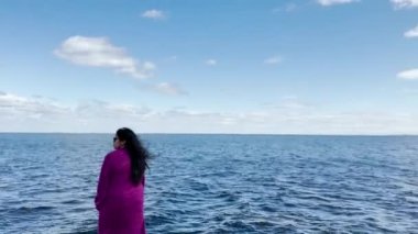 Sunshine 'daki Amazing Island' ın Güzel Deniz Sahilinde Uzun Elbiseli Genç Neşeli Bayan. Deniz dalgaları kıyıya vuruyor. Okyanus arka planı. Tasasız Yaşam, Özgürlük Dışarıda Keyif.