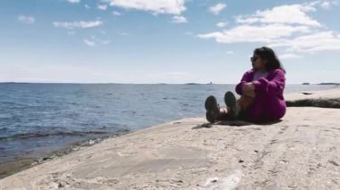 Sunshine 'daki Amazing Island' ın Güzel Deniz Sahilinde Uzun Elbiseli Genç Neşeli Bayan. Deniz dalgaları kıyıya vuruyor. Okyanus arka planı. Tasasız Yaşam, Özgürlük Dışarıda Keyif.