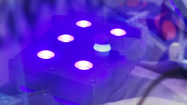紫外线照射下的现代光化学反应 在多通道上推进光致化学反应 药物开发的多重发光反应 — 图库视频影像