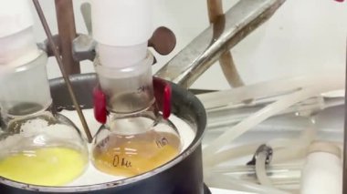 Kum banyosunda rengarenk tepkiler. Kimya laboratuvarında 4K video deneyleri. Laboratuvarda biyokimyasal tıp sentezi.