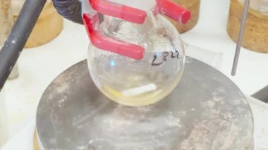 Kum banyosunda rengarenk tepkiler. Kimya laboratuvarında 4K video deneyleri. Laboratuvarda biyokimyasal tıp sentezi.
