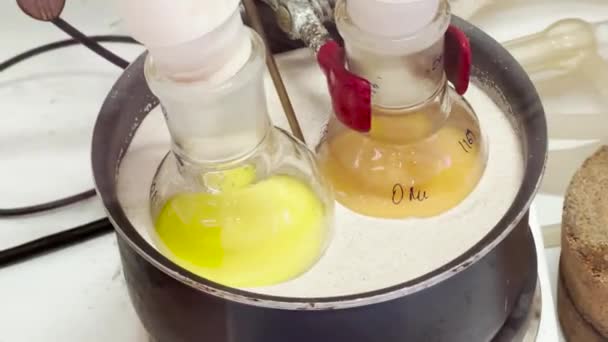 Färgglada Reaktioner Upphettning Sandbad Videoexperiment Ett Kemilabb Syntes Biokemisk Medicin — Stockvideo