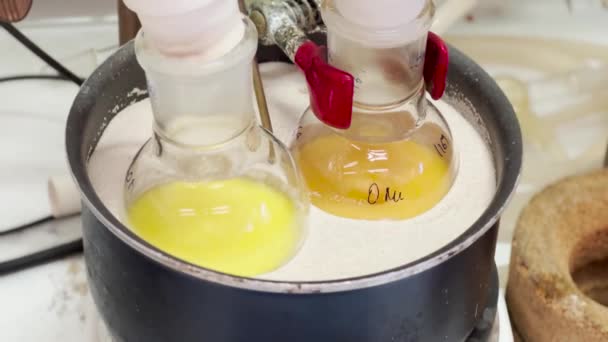 砂浴加热条件下的彩色反应 化学实验室的4K视频实验 实验室生物化学药物合成 — 图库视频影像