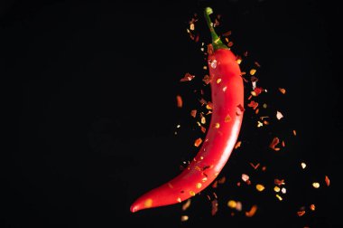 Kırmızı Chili, kırmızı pul biber ve siyah arka planda biber.