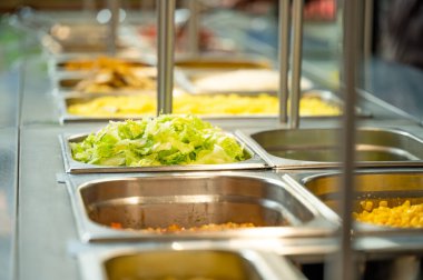 Restoranda Asya yemekleri, birden fazla yemek ve salata. Hint büfesi restoranını sevdiğin kadar ye. Uygun bir fiyata lezzetli yiyecekler alabilirsin. Kopyalama alanı.