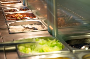 Restoranda Asya yemekleri, birden fazla yemek ve salata. Hint büfesi restoranını sevdiğin kadar ye. Uygun bir fiyata lezzetli yiyecekler alabilirsin. Kopyalama alanı.