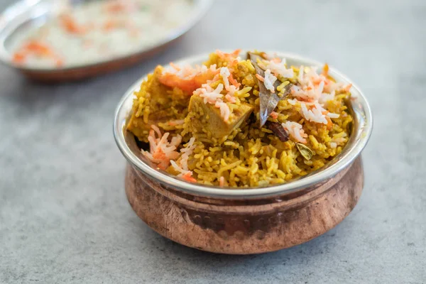 인도의 비야니 그릇에 바스카니 요리와 닭고기로 라마단 요리를 그릇을 나르는 로열티 프리 스톡 사진